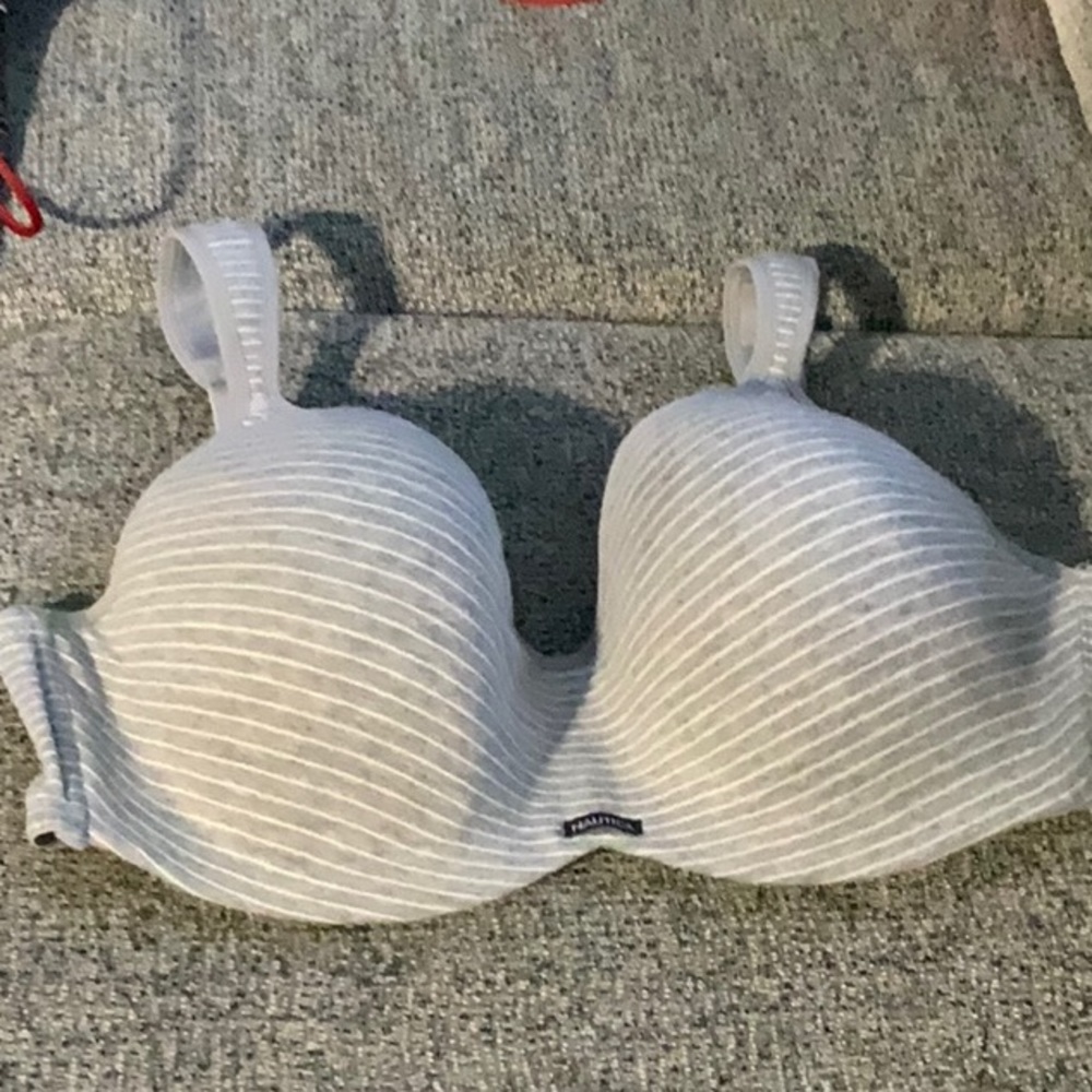 NAUTICA Intimates, grey and white tee shirt bra… Size 38D 🦋